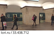 Москва, 25 марта 2020. Люди передвигаются в московском метро. Редакционное видео, видеограф Мила Демидова / Фотобанк Лори