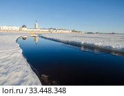 Трещина на реке. Вид на город Архангельск. Начало ледохода. Весна на Севере (2020 год). Стоковое фото, фотограф Яковлев Сергей / Фотобанк Лори