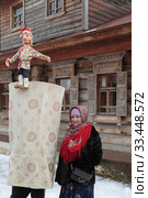 Масленица в Суздале, кукольный спектакль на улице, главный герой Петрушка (2020 год). Редакционное фото, фотограф Дмитрий Неумоин / Фотобанк Лори
