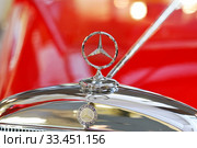 Фирменный знак "Mercedes-Benz" (2011 год). Редакционное фото, фотограф Алёшина Оксана / Фотобанк Лори
