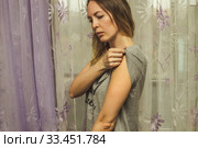 Женщина с оспиной следом от прививки БЦЖ противотуберкулёзной вакцины на руке. Стоковое фото, фотограф katalinks / Фотобанк Лори