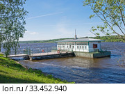 Плавучая пристань в Плесе, Россия (2019 год). Стоковое фото, фотограф Инна Грязнова / Фотобанк Лори