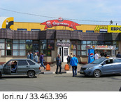 Круглосуточный продуктовый магазин «Вкусняшки». Привокзальная площадь, 5/1. Город Орехово-Зуево. Московская область. Россия (2014 год). Редакционное фото, фотограф lana1501 / Фотобанк Лори