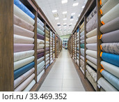 Обойные ряды в специализированном магазине (2019 год). Редакционное фото, фотограф Вячеслав Палес / Фотобанк Лори