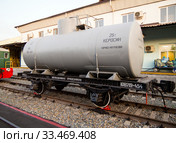 Вагон-цистерна двухосная для перевозки светлых нефтепродуктов, ретро-выставка железнодорожной техники, город Воронеж (2019 год). Редакционное фото, фотограф Вячеслав Палес / Фотобанк Лори