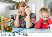 Adult frustrated mom scolding little kid. Стоковое фото, фотограф Яков Филимонов / Фотобанк Лори