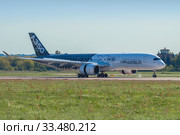 Самолет Эйрбас А350 (F-WWCF) на взлетной полосе крупным планом. Авиашоу МАКС-2019. Редакционное фото, фотограф Виктор Карасев / Фотобанк Лори