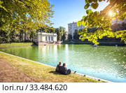 Москва. Парочка на Патриарших прудах. two lovers on the shore on the Patriarch's Pond (2019 год). Стоковое фото, фотограф Baturina Yuliya / Фотобанк Лори