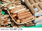 Торговля деревянными изделиями из можжевельника с лотка (2010 год). Редакционное фото, фотограф lana1501 / Фотобанк Лори