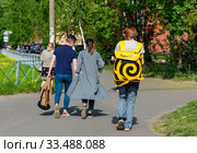 Разносчик продуктов от "Яндекс-Еда". Санкт-Петербург (2019 год). Редакционное фото, фотограф Александр Щепин / Фотобанк Лори
