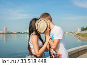 Парень и девушка целуются закрывшись шляпой. Стоковое фото, фотограф Наталья Пьянникова / Фотобанк Лори