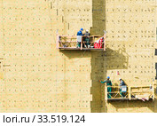 Работы по теплоизолированию стены. Строительство современного жилого дома. Москва (2020 год). Редакционное фото, фотограф E. O. / Фотобанк Лори