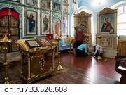 Женщины прибираются в Церкви Воскресения Христова (1735-1747) после литургии в городе Енисейск. Красноярский край. Россия. (2019 год). Редакционное фото, фотограф Светлана Попова / Фотобанк Лори