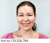 Улыбающаяся добродушная взрослая женщина, портрет. Стоковое фото, фотограф Кекяляйнен Андрей / Фотобанк Лори