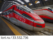 Головной вагон скоростного поезда Frecciarossa 1000 (V300ZEFIRO) крупным планом. Центральный железнодорожный вокзал Милана. Италия (2017 год). Редакционное фото, фотограф Виктор Карасев / Фотобанк Лори