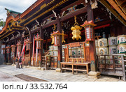 Shaden Sanctuary of of Kitano Tenmangu shrine. Kyoto. Japan (2019 год). Редакционное фото, фотограф Сергей Пристяжнюк (Serg Zastavkin) / Фотобанк Лори