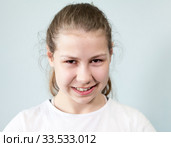 Оскалившаяся девочка смотрит в камеру. Стоковое фото, фотограф Кекяляйнен Андрей / Фотобанк Лори