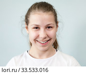 Девочка с широкой улыбкой. Стоковое фото, фотограф Кекяляйнен Андрей / Фотобанк Лори