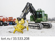 Механизированная рубка леса. Валочно-пакетирующая машина John Deere 903K в работе. Mechanized felling clearing. John Deere 903K feller buncher at work. (2015 год). Редакционное фото, фотограф Евгений Романов / Фотобанк Лори