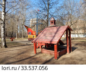 Детская игровая площадка во дворе жилых домов на Открытом шоссе. Район Метрогородок. Город Москва. Россия (2020 год). Стоковое фото, фотограф lana1501 / Фотобанк Лори