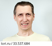 Злое выражение лица с оскалом у мужчины. Стоковое фото, фотограф Кекяляйнен Андрей / Фотобанк Лори