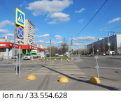 Пешеходный переход на Сахалинской улице. Район Гольяново. Город Москва (2020 год). Редакционное фото, фотограф lana1501 / Фотобанк Лори