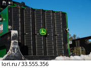 Механизированная вырубка леса. Решетка радиатора трелевочного трактора John Deere 748H с заводской табличкой. Mechanized felling clearing. Radiator grille of John Deere 748H skidder with nameplate. Стоковое фото, фотограф Евгений Романов / Фотобанк Лори