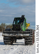 Механизированная рубка леса. Трелевочный трактор John Deere 748H едет по дороге. Mechanized felling clearing. John Deere 748H skidder rides on the road. Стоковое фото, фотограф Евгений Романов / Фотобанк Лори