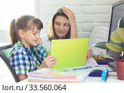 Мама в шоке от того как дочка хорошо разбирается в современных интернет технологиях. Стоковое фото, фотограф Иванов Алексей / Фотобанк Лори