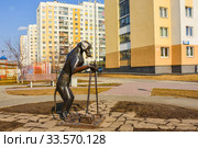 Скульптура собаке , которая убирает за собой (2020 год). Редакционное фото, фотограф Сергеев Валерий / Фотобанк Лори