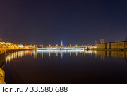 Россия. Санкт-Петербург. Тучков мост отражается в Неве (2020 год). Редакционное фото, фотограф Литвяк Игорь / Фотобанк Лори