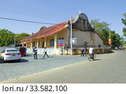 Старинная голландская реформатская церковь в городском пейзаже. Матара, Шри-Ланка (2020 год). Редакционное фото, фотограф Виктор Карасев / Фотобанк Лори