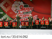 Певец и военный оркестр на сцене - 9 мая День Победы (2019 год). Редакционное фото, фотограф Марина Шатерова / Фотобанк Лори