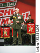 Певец и военный оркестр на сцене - 9 мая День Победы (2019 год). Редакционное фото, фотограф Марина Шатерова / Фотобанк Лори