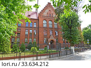 Вид на здание гимназии № 1 (Тильзитская классическая гимназия,1900 год). Советск, улица Школьная, 13. Калининградская область (2019 год). Стоковое фото, фотограф Ирина Борсученко / Фотобанк Лори