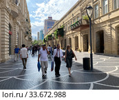 Азербайджан, город Баку. Пешеходная улица Низами осенью в солнечный день (2019 год). Редакционное фото, фотограф Овчинникова Ирина / Фотобанк Лори