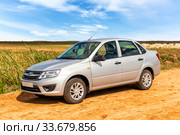 Новый автомобиль Лада Гранта на природе (2019 год). Редакционное фото, фотограф Евгений Ткачёв / Фотобанк Лори
