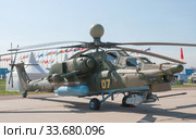 Советский и российский учебно-боевой военный вертолет Ми-28УБ «Ночной охотник» Havoc-B номер RF-13659 на Международном авиационно-космическом салоне МАКС-2019 в Жуковском, Россия, вид справа-спереди. Редакционное фото, фотограф Малышев Андрей / Фотобанк Лори