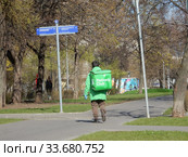 Курьер сервиса быстрой доставки еды "Delivery Club" в дни самоизоляции при коронавирусе COVID-19. Байкальская улица. Район Гольяново. Город Москва (2020 год). Редакционное фото, фотограф lana1501 / Фотобанк Лори