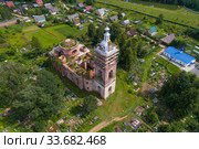 Вид сверху на заброшенную старинную церковь Всемистивого Спаса июльским днем. Село Спас (Спасское-на-Волге). Ярославская область, Россия (2019 год). Стоковое фото, фотограф Виктор Карасев / Фотобанк Лори