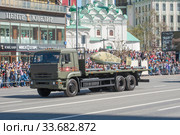 Российский трёхосный грузовик КамАЗ-65117 с новым боевым беспилотником вертолетного типа "Катран-БПЛА" едет после парада в честь Дня Победы по Новому Арбату в Москве, вид сбоку (2018 год). Редакционное фото, фотограф Малышев Андрей / Фотобанк Лори