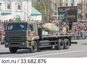 Российский трёхосный грузовик КамАЗ-65117 с новым боевым беспилотником вертолетного типа "Катран-БПЛА" едет после парада в честь Дня Победы по Новому Арбату в Москве, вид спереди (2018 год). Редакционное фото, фотограф Малышев Андрей / Фотобанк Лори