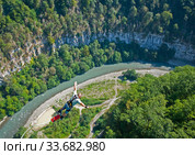 Мужчина прыгает с тарзанки в Скайпарке, Сочи (2017 год). Редакционное фото, фотограф Инна Грязнова / Фотобанк Лори
