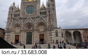 У Сиенского собора (Duomo di Siena) пасмурным сентябрьским днем. Сиена, Италия (2017 год). Редакционное видео, видеограф Виктор Карасев / Фотобанк Лори