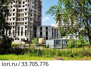 Город Москва. Незавершенное строительство многофункционального жилого комплекса «Академ Палас» по адресу:  пр-т Вернадского, вл. 78 (2016 год). Редакционное фото, фотограф Вера Смолянинова / Фотобанк Лори