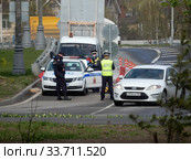 Дежурный наряд Госавтоинспекции при въезде в Москву для контроля режима цифровых пропусков в дни самоизоляции при коронавирусе COVID-19. Хабаровская улица. Район Гольяново. Город Москва. Россия (2020 год). Редакционное фото, фотограф lana1501 / Фотобанк Лори