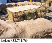 Стол и скамейки из тюков соломы. Стоковое фото, фотограф Вячеслав Палес / Фотобанк Лори