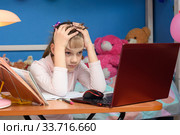 Девочка дистанционно обучаясь дома столкнулась со сложной задачей. Стоковое фото, фотограф Иванов Алексей / Фотобанк Лори