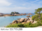 Перрос-Гирек (Perros-Guirec), Франция. Живописный морской пейзаж на Берегу Розового гранита (Côte de granit rose or Pink Granite Coast) (2017 год). Редакционное фото, фотограф Rokhin Valery / Фотобанк Лори