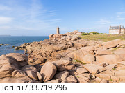 Перрос-Гирек (Perros-Guirec), Франция. Живописный вид с маяком Мен-Руз (Mean Ruz or Ploumanac’h) (2017 год). Редакционное фото, фотограф Rokhin Valery / Фотобанк Лори